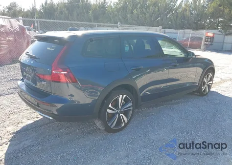 2025 Volvo V60 Cross Country Plus, B5 Awd Gas (Mild Hybrid) z USA, uszkodzony, nr VIN YV4L12WK9S2146884